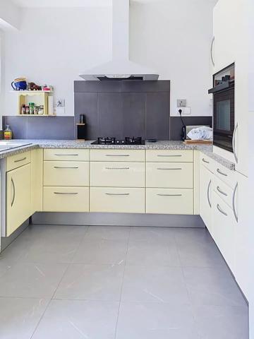 Vente                                                      Maison de village
                        
                     5 pièces                      144 m2                     à Lumio