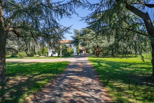 Propriété en pierre avec dépendances à proximité de Villeneuve-sur-Lot