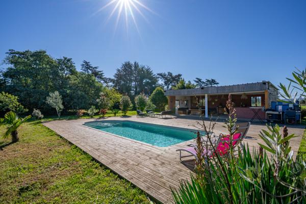 Propriété en pierre avec dépendances à proximité de Villeneuve-sur-Lot