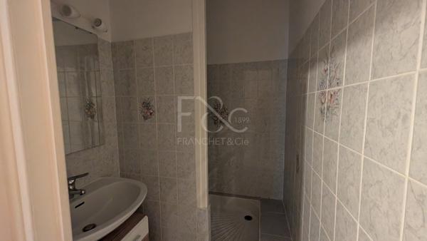 APPARTEMENT T4 A LOUER - CHARBONNIERES LES BAINS - 107.78 m 2 - 1 945 € charges comprises par mois
