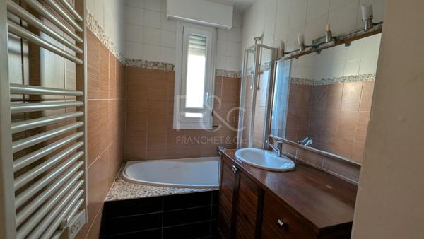 APPARTEMENT T4 A LOUER - CHARBONNIERES LES BAINS - 107.78 m 2 - 1 945 € charges comprises par mois