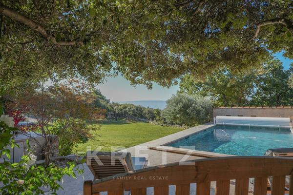 Propriété rare à Gordes, vue imprenable sur le Luberon & Alpilles – Maison principale et dépendance