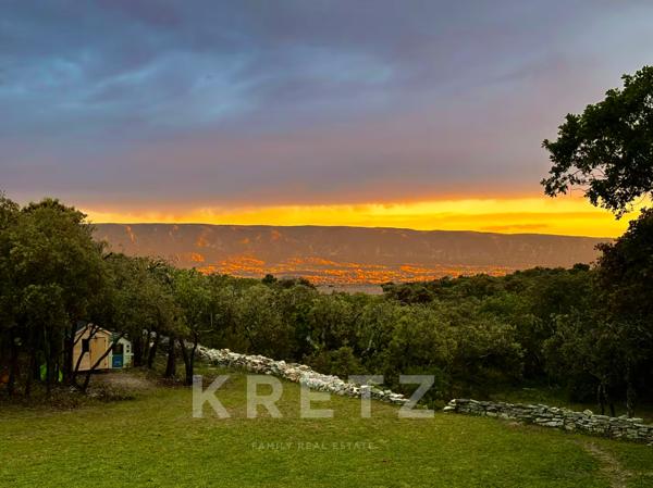 Propriété rare à Gordes, vue imprenable sur le Luberon & Alpilles – Maison principale et dépendance