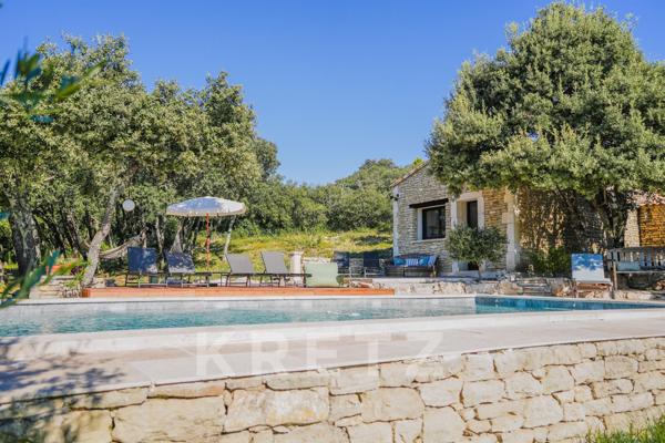 Propriété rare à Gordes, vue imprenable sur le Luberon & Alpilles – Maison principale et dépendance