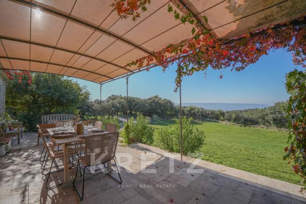 Propriété rare à Gordes, vue imprenable sur le Luberon & Alpilles – Maison principale et dépendance
