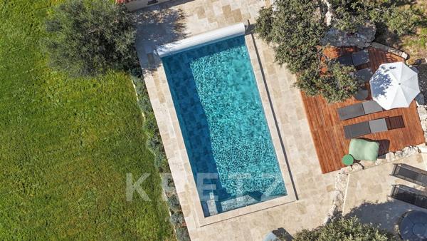 Propriété rare à Gordes, vue imprenable sur le Luberon & Alpilles – Maison principale et dépendance