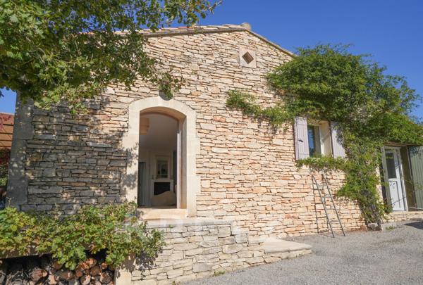 Propriété rare à Gordes, vue imprenable sur le Luberon & Alpilles – Maison principale et dépendance