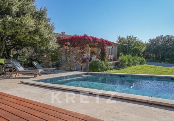 Propriété rare à Gordes, vue imprenable sur le Luberon & Alpilles – Maison principale et dépendance
