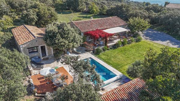 Propriété rare à Gordes, vue imprenable sur le Luberon & Alpilles – Maison principale et dépendance