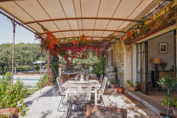 Propriété rare à Gordes, vue imprenable sur le Luberon & Alpilles – Maison principale et dépendance