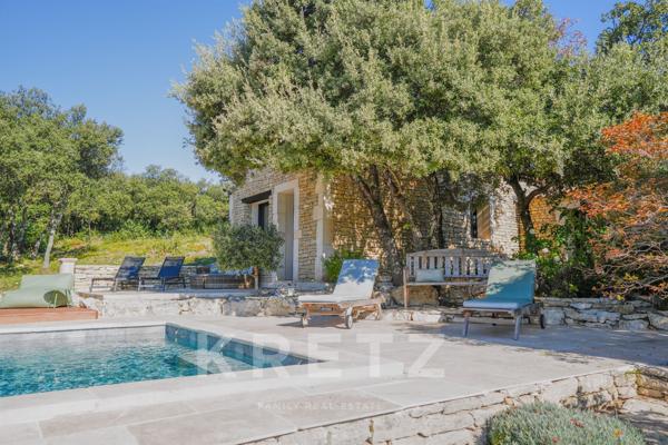 Propriété rare à Gordes, vue imprenable sur le Luberon & Alpilles – Maison principale et dépendance