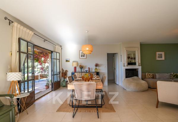 Propriété rare à Gordes, vue imprenable sur le Luberon & Alpilles – Maison principale et dépendance