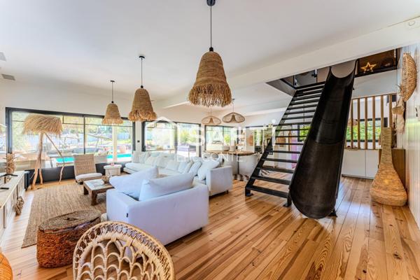 Maison d’exception avec piscine et prestations haut de gamme.