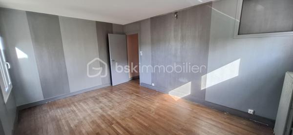 Centre-ville – Ensemble immobilier à fort potentiel avec parking privé et jardin

Idéalement situé en plein cœur du centre-ville, proche de toutes commodités (commerce, maison médicale, école et transports) ce bien offre de nombreuses possibilités d’aménagement et séduira aussi bien les particuliers que les investisseurs ou les entrepreneurs pour une surface avec les annexes et dépendances d’environ 340 m2 (greniers aménageables en +)

La maison principale est habitable de suite avec quelques travaux de rafraichissement et offre avec ses 149 m2 un lieu de vie spacieux et fonctionnel avec ses 3 chambres, un grand séjour, une cuisine aménagée et un bureau, Une ancienne boutique pourra être transformée selon vos projets en surface supplémentaire. Le jardin privatif est un véritable atout en centre-ville, offrant calme et espace extérieur rare. Vous profiterez également d’un parking privé, garantissant confort et praticité au quotidien.

Les dépendances 
2 granges avec grenier sont à disposition pour envisager un espace de stockage ou garage et selon une création de logement supplémentaire
Une maison sur deux niveaux est à réhabiliter permettant une surface supplémentaire à louer ou agrandir la maison
Un ancien laboratoire se prête aussi à une transformation possible en logement, atelier étant alimenté en triphasé ou selon son imagination.

Grâce à sa configuration, ce bien peut s’adapter à différents projets : résidence principale, investissement locatif, ou encore projet mixte habitation/professionnel.

Sa situation privilégiée permet un accès immédiat aux commerces, transports et services.

👉 Les + :
✔️ Fort potentiel d’aménagement
✔️ Logement viable immédiatement
✔️ Jardin privatif – rare en centre-ville
✔️ Parking privé – vrai plus au quotidien
✔️ Idéal résidence principale, locatif ou activité professionnelle
✔️ Commerces, écoles et transports à pied


Une opportunité à ne pas manquer !