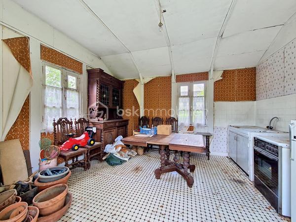 Situé à mi-chemin entre Beuzeville et Pont-Audemer, je vous invite à découvrir cette jolie maison de plain-pied datant de 1986. Elle se compose d'une entrée, d'une cuisine aménagée semi-ouverte, donnant sur un séjour/salon bien exposé, bénéficiant d'une lumière traversante, et équipé d'une cheminée insert. Vous trouverez également deux chambres (dont une avec placards intégrés), une salle d'eau et un wc indépendant. Elle est édifiée sur un sous-sol total à usage de garage, atelier et espace de stockage. Elle est édifiée sur une belle parcelle de terrain arborée de plus de 2300 m², dont une partie constructible, déjà bornée et viabilisée, sur laquelle se trouve une dépendance annexe offrant de nombreuses possibilités: rénovation pour en faire une maison d'amis ou un atelier, construction, revente de la parcelle...
Envie d'en savoir plus sur cet ensemble immobilier ? Contactez-moi !