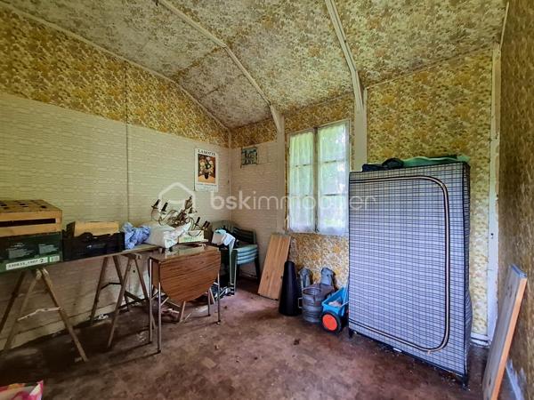 Situé à mi-chemin entre Beuzeville et Pont-Audemer, je vous invite à découvrir cette jolie maison de plain-pied datant de 1986. Elle se compose d'une entrée, d'une cuisine aménagée semi-ouverte, donnant sur un séjour/salon bien exposé, bénéficiant d'une lumière traversante, et équipé d'une cheminée insert. Vous trouverez également deux chambres (dont une avec placards intégrés), une salle d'eau et un wc indépendant. Elle est édifiée sur un sous-sol total à usage de garage, atelier et espace de stockage. Elle est édifiée sur une belle parcelle de terrain arborée de plus de 2300 m², dont une partie constructible, déjà bornée et viabilisée, sur laquelle se trouve une dépendance annexe offrant de nombreuses possibilités: rénovation pour en faire une maison d'amis ou un atelier, construction, revente de la parcelle...
Envie d'en savoir plus sur cet ensemble immobilier ? Contactez-moi !