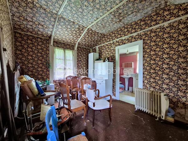 Situé à mi-chemin entre Beuzeville et Pont-Audemer, je vous invite à découvrir cette jolie maison de plain-pied datant de 1986. Elle se compose d'une entrée, d'une cuisine aménagée semi-ouverte, donnant sur un séjour/salon bien exposé, bénéficiant d'une lumière traversante, et équipé d'une cheminée insert. Vous trouverez également deux chambres (dont une avec placards intégrés), une salle d'eau et un wc indépendant. Elle est édifiée sur un sous-sol total à usage de garage, atelier et espace de stockage. Elle est édifiée sur une belle parcelle de terrain arborée de plus de 2300 m², dont une partie constructible, déjà bornée et viabilisée, sur laquelle se trouve une dépendance annexe offrant de nombreuses possibilités: rénovation pour en faire une maison d'amis ou un atelier, construction, revente de la parcelle...
Envie d'en savoir plus sur cet ensemble immobilier ? Contactez-moi !