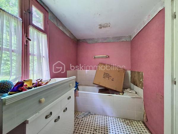 Situé à mi-chemin entre Beuzeville et Pont-Audemer, je vous invite à découvrir cette jolie maison de plain-pied datant de 1986. Elle se compose d'une entrée, d'une cuisine aménagée semi-ouverte, donnant sur un séjour/salon bien exposé, bénéficiant d'une lumière traversante, et équipé d'une cheminée insert. Vous trouverez également deux chambres (dont une avec placards intégrés), une salle d'eau et un wc indépendant. Elle est édifiée sur un sous-sol total à usage de garage, atelier et espace de stockage. Elle est édifiée sur une belle parcelle de terrain arborée de plus de 2300 m², dont une partie constructible, déjà bornée et viabilisée, sur laquelle se trouve une dépendance annexe offrant de nombreuses possibilités: rénovation pour en faire une maison d'amis ou un atelier, construction, revente de la parcelle...
Envie d'en savoir plus sur cet ensemble immobilier ? Contactez-moi !