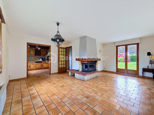 Situé à mi-chemin entre Beuzeville et Pont-Audemer, je vous invite à découvrir cette jolie maison de plain-pied datant de 1986. Elle se compose d'une entrée, d'une cuisine aménagée semi-ouverte, donnant sur un séjour/salon bien exposé, bénéficiant d'une lumière traversante, et équipé d'une cheminée insert. Vous trouverez également deux chambres (dont une avec placards intégrés), une salle d'eau et un wc indépendant. Elle est édifiée sur un sous-sol total à usage de garage, atelier et espace de stockage. Elle est édifiée sur une belle parcelle de terrain arborée de plus de 2300 m², dont une partie constructible, déjà bornée et viabilisée, sur laquelle se trouve une dépendance annexe offrant de nombreuses possibilités: rénovation pour en faire une maison d'amis ou un atelier, construction, revente de la parcelle...
Envie d'en savoir plus sur cet ensemble immobilier ? Contactez-moi !