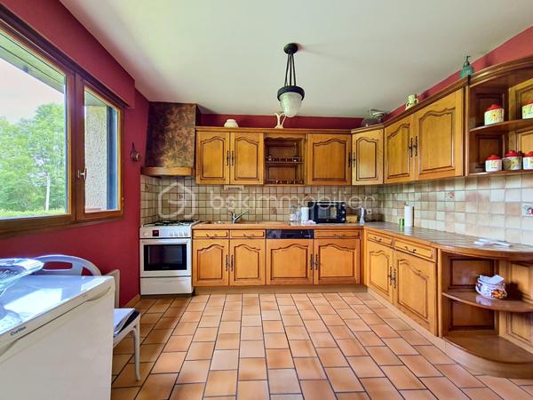 Situé à mi-chemin entre Beuzeville et Pont-Audemer, je vous invite à découvrir cette jolie maison de plain-pied datant de 1986. Elle se compose d'une entrée, d'une cuisine aménagée semi-ouverte, donnant sur un séjour/salon bien exposé, bénéficiant d'une lumière traversante, et équipé d'une cheminée insert. Vous trouverez également deux chambres (dont une avec placards intégrés), une salle d'eau et un wc indépendant. Elle est édifiée sur un sous-sol total à usage de garage, atelier et espace de stockage. Elle est édifiée sur une belle parcelle de terrain arborée de plus de 2300 m², dont une partie constructible, déjà bornée et viabilisée, sur laquelle se trouve une dépendance annexe offrant de nombreuses possibilités: rénovation pour en faire une maison d'amis ou un atelier, construction, revente de la parcelle...
Envie d'en savoir plus sur cet ensemble immobilier ? Contactez-moi !