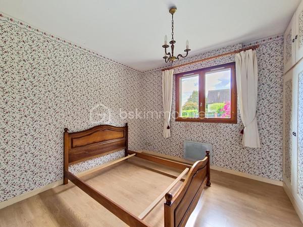 Situé à mi-chemin entre Beuzeville et Pont-Audemer, je vous invite à découvrir cette jolie maison de plain-pied datant de 1986. Elle se compose d'une entrée, d'une cuisine aménagée semi-ouverte, donnant sur un séjour/salon bien exposé, bénéficiant d'une lumière traversante, et équipé d'une cheminée insert. Vous trouverez également deux chambres (dont une avec placards intégrés), une salle d'eau et un wc indépendant. Elle est édifiée sur un sous-sol total à usage de garage, atelier et espace de stockage. Elle est édifiée sur une belle parcelle de terrain arborée de plus de 2300 m², dont une partie constructible, déjà bornée et viabilisée, sur laquelle se trouve une dépendance annexe offrant de nombreuses possibilités: rénovation pour en faire une maison d'amis ou un atelier, construction, revente de la parcelle...
Envie d'en savoir plus sur cet ensemble immobilier ? Contactez-moi !