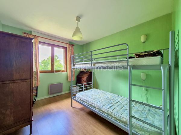 Situé à mi-chemin entre Beuzeville et Pont-Audemer, je vous invite à découvrir cette jolie maison de plain-pied datant de 1986. Elle se compose d'une entrée, d'une cuisine aménagée semi-ouverte, donnant sur un séjour/salon bien exposé, bénéficiant d'une lumière traversante, et équipé d'une cheminée insert. Vous trouverez également deux chambres (dont une avec placards intégrés), une salle d'eau et un wc indépendant. Elle est édifiée sur un sous-sol total à usage de garage, atelier et espace de stockage. Elle est édifiée sur une belle parcelle de terrain arborée de plus de 2300 m², dont une partie constructible, déjà bornée et viabilisée, sur laquelle se trouve une dépendance annexe offrant de nombreuses possibilités: rénovation pour en faire une maison d'amis ou un atelier, construction, revente de la parcelle...
Envie d'en savoir plus sur cet ensemble immobilier ? Contactez-moi !