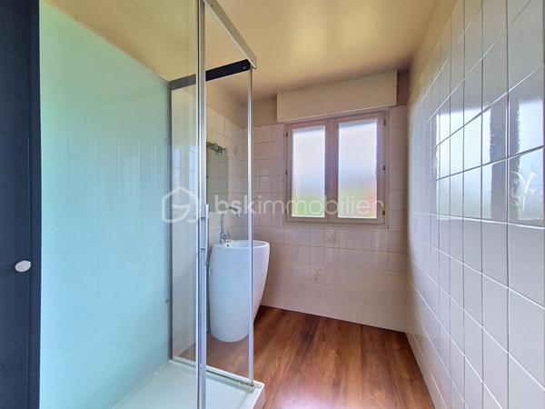 Situé à mi-chemin entre Beuzeville et Pont-Audemer, je vous invite à découvrir cette jolie maison de plain-pied datant de 1986. Elle se compose d'une entrée, d'une cuisine aménagée semi-ouverte, donnant sur un séjour/salon bien exposé, bénéficiant d'une lumière traversante, et équipé d'une cheminée insert. Vous trouverez également deux chambres (dont une avec placards intégrés), une salle d'eau et un wc indépendant. Elle est édifiée sur un sous-sol total à usage de garage, atelier et espace de stockage. Elle est édifiée sur une belle parcelle de terrain arborée de plus de 2300 m², dont une partie constructible, déjà bornée et viabilisée, sur laquelle se trouve une dépendance annexe offrant de nombreuses possibilités: rénovation pour en faire une maison d'amis ou un atelier, construction, revente de la parcelle...
Envie d'en savoir plus sur cet ensemble immobilier ? Contactez-moi !