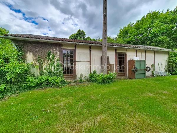 Situé à mi-chemin entre Beuzeville et Pont-Audemer, je vous invite à découvrir cette jolie maison de plain-pied datant de 1986. Elle se compose d'une entrée, d'une cuisine aménagée semi-ouverte, donnant sur un séjour/salon bien exposé, bénéficiant d'une lumière traversante, et équipé d'une cheminée insert. Vous trouverez également deux chambres (dont une avec placards intégrés), une salle d'eau et un wc indépendant. Elle est édifiée sur un sous-sol total à usage de garage, atelier et espace de stockage. Elle est édifiée sur une belle parcelle de terrain arborée de plus de 2300 m², dont une partie constructible, déjà bornée et viabilisée, sur laquelle se trouve une dépendance annexe offrant de nombreuses possibilités: rénovation pour en faire une maison d'amis ou un atelier, construction, revente de la parcelle...
Envie d'en savoir plus sur cet ensemble immobilier ? Contactez-moi !