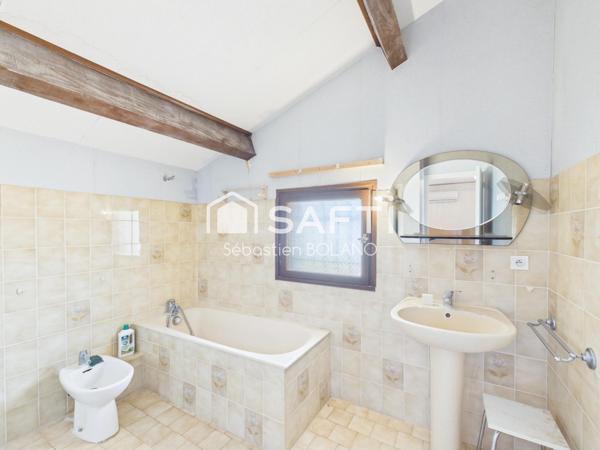 Maison familiale 4 faces avec piscine et grand terrain arboré au calme – Fort potentiel à Villelongue-de-la-Salanque