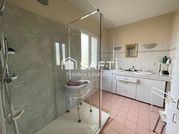 Plain-pied, +1000m² de terrain, centre-bourg