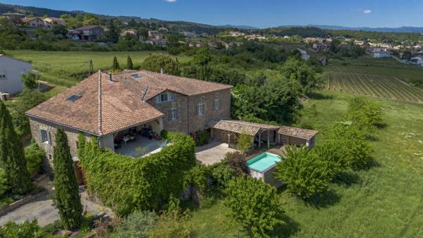 Mas de caractère rénové du 19ème siècle avec jardin, piscine et cour intérieure