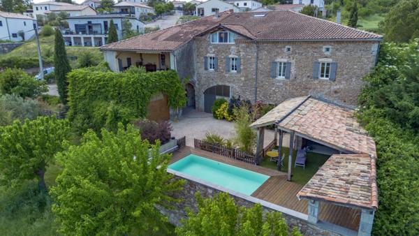Mas de caractère rénové du 19ème siècle avec jardin, piscine et cour intérieure