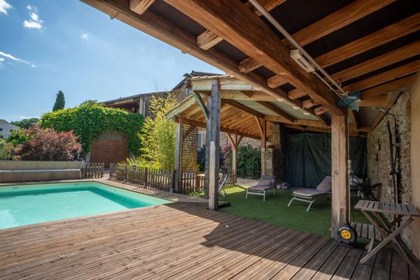 Mas de caractère rénové du 19ème siècle avec jardin, piscine et cour intérieure