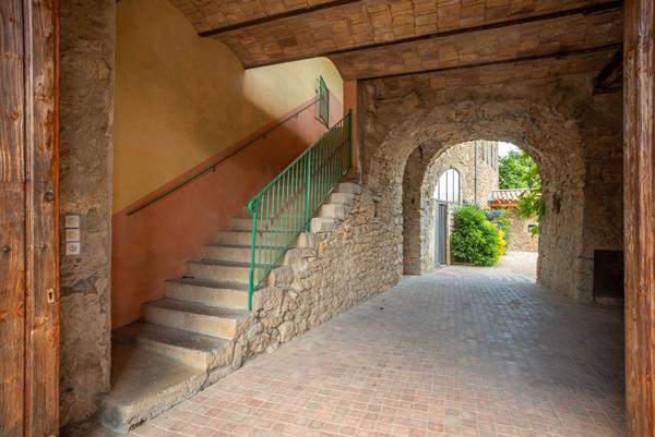 Mas de caractère rénové du 19ème siècle avec jardin, piscine et cour intérieure