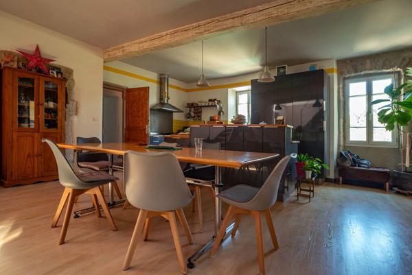 Mas de caractère rénové du 19ème siècle avec jardin, piscine et cour intérieure