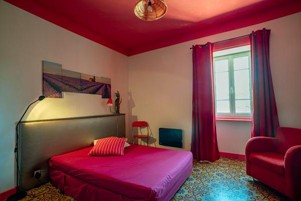 Mas de caractère rénové du 19ème siècle avec jardin, piscine et cour intérieure