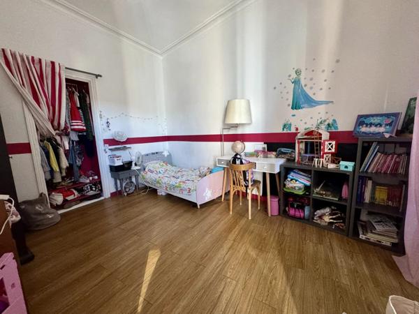 APPARTEMENT NIMES TROIS CHAMBRES PETITE TERRASSE PROCHE GARE LUMINEUX