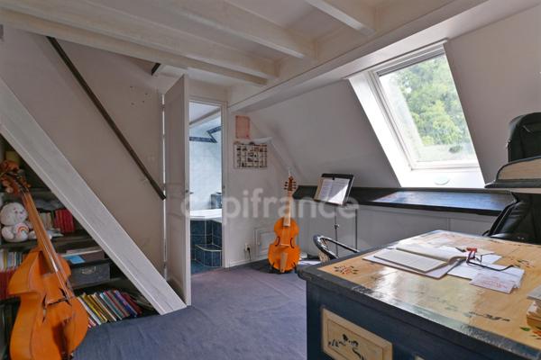 Ile de Vaux sur Seine - Maison 7 pièces de 186m2, 4 chambres, dépendance et piscine; sur terrain de 1912m2.