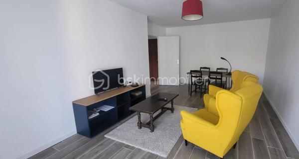 Découvrez cet agréable appartement en rez-de-chaussée, situé au sein d’une résidence sécurisée avec gardien.

Il se compose d’une entrée desservant une belle pièce de vie, d’une cuisine séparée, aménagée et équipée, d’une chambre ainsi que d’une salle d’eau avec WC.

À l’extérieur, vous profiterez d’un jardin privatif de 101 m² avec sa terrasse, idéal pour profiter des beaux jours et aménager un véritable espace de détente.
Une place de parking abritée vient compléter ce bien.

Les informations complémentaires :
Résidence sécurisée avec gardien
Chauffage individuel au gaz
Charges annuelles : 1 445 €, comprenant l’eau froide, l’entretien de la chaudière gaz, le gardien et l’entretien des espaces verts

Appartement actuellement loué meublé
Un bien idéal pour un investissement locatif, offrant un espace extérieur agréable et des prestations pratiques au quotidien.
