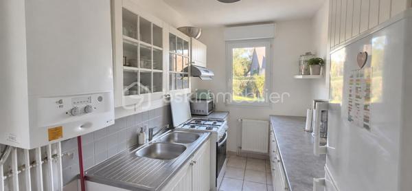 Découvrez cet agréable appartement en rez-de-chaussée, situé au sein d’une résidence sécurisée avec gardien.

Il se compose d’une entrée desservant une belle pièce de vie, d’une cuisine séparée, aménagée et équipée, d’une chambre ainsi que d’une salle d’eau avec WC.

À l’extérieur, vous profiterez d’un jardin privatif de 101 m² avec sa terrasse, idéal pour profiter des beaux jours et aménager un véritable espace de détente.
Une place de parking abritée vient compléter ce bien.

Les informations complémentaires :
Résidence sécurisée avec gardien
Chauffage individuel au gaz
Charges annuelles : 1 445 €, comprenant l’eau froide, l’entretien de la chaudière gaz, le gardien et l’entretien des espaces verts

Appartement actuellement loué meublé
Un bien idéal pour un investissement locatif, offrant un espace extérieur agréable et des prestations pratiques au quotidien.