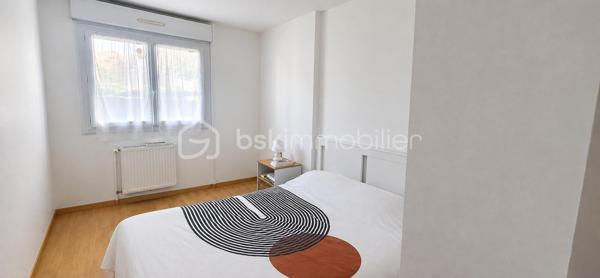 Découvrez cet agréable appartement en rez-de-chaussée, situé au sein d’une résidence sécurisée avec gardien.

Il se compose d’une entrée desservant une belle pièce de vie, d’une cuisine séparée, aménagée et équipée, d’une chambre ainsi que d’une salle d’eau avec WC.

À l’extérieur, vous profiterez d’un jardin privatif de 101 m² avec sa terrasse, idéal pour profiter des beaux jours et aménager un véritable espace de détente.
Une place de parking abritée vient compléter ce bien.

Les informations complémentaires :
Résidence sécurisée avec gardien
Chauffage individuel au gaz
Charges annuelles : 1 445 €, comprenant l’eau froide, l’entretien de la chaudière gaz, le gardien et l’entretien des espaces verts

Appartement actuellement loué meublé
Un bien idéal pour un investissement locatif, offrant un espace extérieur agréable et des prestations pratiques au quotidien.