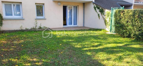 Découvrez cet agréable appartement en rez-de-chaussée, situé au sein d’une résidence sécurisée avec gardien.

Il se compose d’une entrée desservant une belle pièce de vie, d’une cuisine séparée, aménagée et équipée, d’une chambre ainsi que d’une salle d’eau avec WC.

À l’extérieur, vous profiterez d’un jardin privatif de 101 m² avec sa terrasse, idéal pour profiter des beaux jours et aménager un véritable espace de détente.
Une place de parking abritée vient compléter ce bien.

Les informations complémentaires :
Résidence sécurisée avec gardien
Chauffage individuel au gaz
Charges annuelles : 1 445 €, comprenant l’eau froide, l’entretien de la chaudière gaz, le gardien et l’entretien des espaces verts

Appartement actuellement loué meublé
Un bien idéal pour un investissement locatif, offrant un espace extérieur agréable et des prestations pratiques au quotidien.