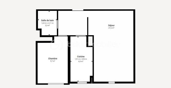 Découvrez cet agréable appartement en rez-de-chaussée, situé au sein d’une résidence sécurisée avec gardien.

Il se compose d’une entrée desservant une belle pièce de vie, d’une cuisine séparée, aménagée et équipée, d’une chambre ainsi que d’une salle d’eau avec WC.

À l’extérieur, vous profiterez d’un jardin privatif de 101 m² avec sa terrasse, idéal pour profiter des beaux jours et aménager un véritable espace de détente.
Une place de parking abritée vient compléter ce bien.

Les informations complémentaires :
Résidence sécurisée avec gardien
Chauffage individuel au gaz
Charges annuelles : 1 445 €, comprenant l’eau froide, l’entretien de la chaudière gaz, le gardien et l’entretien des espaces verts

Appartement actuellement loué meublé
Un bien idéal pour un investissement locatif, offrant un espace extérieur agréable et des prestations pratiques au quotidien.