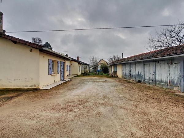 maison plain-pied, 3 chambres, garage et dépendances