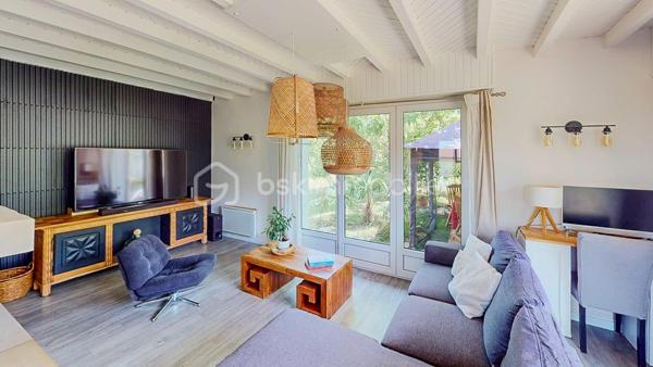 Je vous propose de découvrir en Exclusivité cette maison située sur les hauteurs de Lahonce,
dans une impasse, au sein d'un environnement paisible et sans vis à vis, proche des commodités 
du village (école, commerces, médecins, transport scolaire à proximité) et à seulement
5mn du centre commercial Ametzondo et 8mn de Bayonne.
Parcelle totale de 1187m².

         - VISITE VIRTUELLE GRATUITE - SUR DEMANDE -

Vous profiterez de la partie habitable de plain-pied composée d'une belle pièce de vie lumineuse
en triple exposition avec un accès direct sur la terrasse et le jardin ainsi que d'une cuisine séparée
aménagée et équipée.
La partie nuit vous offre 3 chambres spacieuses avec placard, une salle de bain, un WC séparé.
Un escalier intérieur vous permet également d'accéder au sous/sol.

Le sous/sol semi-enterré de 103m² est agencé actuellement avec une salle de sport, une buanderie
avec placard, une pièce de rangement, une salle d'eau avec WC, un garage avec son espace atelier.

Côté extérieur se trouve un beau jardin entièrement clôturé; agrémenté de divers 
arbres fruitiers (prunier, figuier, noyer, nectarinier, pommier, cerisier...), d'une terrasse couverte
en exposition Sud-Ouest et d'un abris de jardin.

Côté technique : Assainissement collectif, huisserie PVC et bois, double vitrage,
moustiquaires, chauffage par cheminée avec diffuseur + radiateurs électriques,
production d'eau chaude par cumulus récent, VMC, fibre.

Les PLUS : Positionnement idéal (calme - proche des commodités et de Bayonne) 
Partie habitable de plain-pied - Terrasse - Jardin - Sous/sol total

Photos complémentaires du sous/sol après un premier contact téléphonique.

Je suis à votre écoute 7jours/7, je m'adapte à votre planning.