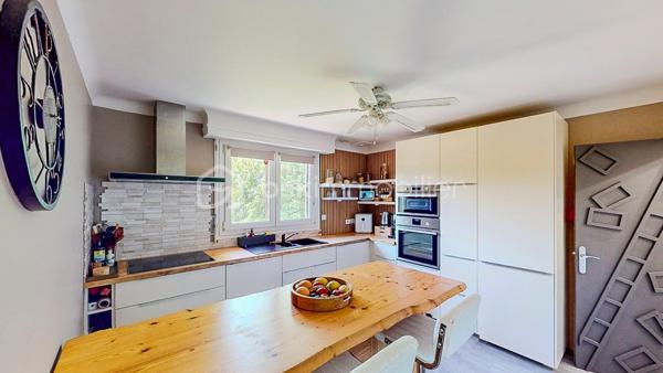 Je vous propose de découvrir en Exclusivité cette maison située sur les hauteurs de Lahonce,
dans une impasse, au sein d'un environnement paisible et sans vis à vis, proche des commodités 
du village (école, commerces, médecins, transport scolaire à proximité) et à seulement
5mn du centre commercial Ametzondo et 8mn de Bayonne.
Parcelle totale de 1187m².

         - VISITE VIRTUELLE GRATUITE - SUR DEMANDE -

Vous profiterez de la partie habitable de plain-pied composée d'une belle pièce de vie lumineuse
en triple exposition avec un accès direct sur la terrasse et le jardin ainsi que d'une cuisine séparée
aménagée et équipée.
La partie nuit vous offre 3 chambres spacieuses avec placard, une salle de bain, un WC séparé.
Un escalier intérieur vous permet également d'accéder au sous/sol.

Le sous/sol semi-enterré de 103m² est agencé actuellement avec une salle de sport, une buanderie
avec placard, une pièce de rangement, une salle d'eau avec WC, un garage avec son espace atelier.

Côté extérieur se trouve un beau jardin entièrement clôturé; agrémenté de divers 
arbres fruitiers (prunier, figuier, noyer, nectarinier, pommier, cerisier...), d'une terrasse couverte
en exposition Sud-Ouest et d'un abris de jardin.

Côté technique : Assainissement collectif, huisserie PVC et bois, double vitrage,
moustiquaires, chauffage par cheminée avec diffuseur + radiateurs électriques,
production d'eau chaude par cumulus récent, VMC, fibre.

Les PLUS : Positionnement idéal (calme - proche des commodités et de Bayonne) 
Partie habitable de plain-pied - Terrasse - Jardin - Sous/sol total

Photos complémentaires du sous/sol après un premier contact téléphonique.

Je suis à votre écoute 7jours/7, je m'adapte à votre planning.