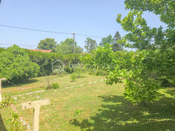 Je vous propose de découvrir en Exclusivité cette maison située sur les hauteurs de Lahonce,
dans une impasse, au sein d'un environnement paisible et sans vis à vis, proche des commodités 
du village (école, commerces, médecins, transport scolaire à proximité) et à seulement
5mn du centre commercial Ametzondo et 8mn de Bayonne.
Parcelle totale de 1187m².

         - VISITE VIRTUELLE GRATUITE - SUR DEMANDE -

Vous profiterez de la partie habitable de plain-pied composée d'une belle pièce de vie lumineuse
en triple exposition avec un accès direct sur la terrasse et le jardin ainsi que d'une cuisine séparée
aménagée et équipée.
La partie nuit vous offre 3 chambres spacieuses avec placard, une salle de bain, un WC séparé.
Un escalier intérieur vous permet également d'accéder au sous/sol.

Le sous/sol semi-enterré de 103m² est agencé actuellement avec une salle de sport, une buanderie
avec placard, une pièce de rangement, une salle d'eau avec WC, un garage avec son espace atelier.

Côté extérieur se trouve un beau jardin entièrement clôturé; agrémenté de divers 
arbres fruitiers (prunier, figuier, noyer, nectarinier, pommier, cerisier...), d'une terrasse couverte
en exposition Sud-Ouest et d'un abris de jardin.

Côté technique : Assainissement collectif, huisserie PVC et bois, double vitrage,
moustiquaires, chauffage par cheminée avec diffuseur + radiateurs électriques,
production d'eau chaude par cumulus récent, VMC, fibre.

Les PLUS : Positionnement idéal (calme - proche des commodités et de Bayonne) 
Partie habitable de plain-pied - Terrasse - Jardin - Sous/sol total

Photos complémentaires du sous/sol après un premier contact téléphonique.

Je suis à votre écoute 7jours/7, je m'adapte à votre planning.