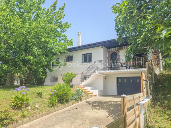 Je vous propose de découvrir en Exclusivité cette maison située sur les hauteurs de Lahonce,
dans une impasse, au sein d'un environnement paisible et sans vis à vis, proche des commodités 
du village (école, commerces, médecins, transport scolaire à proximité) et à seulement
5mn du centre commercial Ametzondo et 8mn de Bayonne.
Parcelle totale de 1187m².

         - VISITE VIRTUELLE GRATUITE - SUR DEMANDE -

Vous profiterez de la partie habitable de plain-pied composée d'une belle pièce de vie lumineuse
en triple exposition avec un accès direct sur la terrasse et le jardin ainsi que d'une cuisine séparée
aménagée et équipée.
La partie nuit vous offre 3 chambres spacieuses avec placard, une salle de bain, un WC séparé.
Un escalier intérieur vous permet également d'accéder au sous/sol.

Le sous/sol semi-enterré de 103m² est agencé actuellement avec une salle de sport, une buanderie
avec placard, une pièce de rangement, une salle d'eau avec WC, un garage avec son espace atelier.

Côté extérieur se trouve un beau jardin entièrement clôturé; agrémenté de divers 
arbres fruitiers (prunier, figuier, noyer, nectarinier, pommier, cerisier...), d'une terrasse couverte
en exposition Sud-Ouest et d'un abris de jardin.

Côté technique : Assainissement collectif, huisserie PVC et bois, double vitrage,
moustiquaires, chauffage par cheminée avec diffuseur + radiateurs électriques,
production d'eau chaude par cumulus récent, VMC, fibre.

Les PLUS : Positionnement idéal (calme - proche des commodités et de Bayonne) 
Partie habitable de plain-pied - Terrasse - Jardin - Sous/sol total

Photos complémentaires du sous/sol après un premier contact téléphonique.

Je suis à votre écoute 7jours/7, je m'adapte à votre planning.