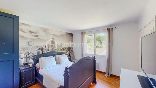 Je vous propose de découvrir en Exclusivité cette maison située sur les hauteurs de Lahonce,
dans une impasse, au sein d'un environnement paisible et sans vis à vis, proche des commodités 
du village (école, commerces, médecins, transport scolaire à proximité) et à seulement
5mn du centre commercial Ametzondo et 8mn de Bayonne.
Parcelle totale de 1187m².

         - VISITE VIRTUELLE GRATUITE - SUR DEMANDE -

Vous profiterez de la partie habitable de plain-pied composée d'une belle pièce de vie lumineuse
en triple exposition avec un accès direct sur la terrasse et le jardin ainsi que d'une cuisine séparée
aménagée et équipée.
La partie nuit vous offre 3 chambres spacieuses avec placard, une salle de bain, un WC séparé.
Un escalier intérieur vous permet également d'accéder au sous/sol.

Le sous/sol semi-enterré de 103m² est agencé actuellement avec une salle de sport, une buanderie
avec placard, une pièce de rangement, une salle d'eau avec WC, un garage avec son espace atelier.

Côté extérieur se trouve un beau jardin entièrement clôturé; agrémenté de divers 
arbres fruitiers (prunier, figuier, noyer, nectarinier, pommier, cerisier...), d'une terrasse couverte
en exposition Sud-Ouest et d'un abris de jardin.

Côté technique : Assainissement collectif, huisserie PVC et bois, double vitrage,
moustiquaires, chauffage par cheminée avec diffuseur + radiateurs électriques,
production d'eau chaude par cumulus récent, VMC, fibre.

Les PLUS : Positionnement idéal (calme - proche des commodités et de Bayonne) 
Partie habitable de plain-pied - Terrasse - Jardin - Sous/sol total

Photos complémentaires du sous/sol après un premier contact téléphonique.

Je suis à votre écoute 7jours/7, je m'adapte à votre planning.