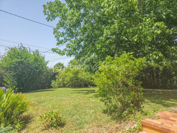 Je vous propose de découvrir en Exclusivité cette maison située sur les hauteurs de Lahonce,
dans une impasse, au sein d'un environnement paisible et sans vis à vis, proche des commodités 
du village (école, commerces, médecins, transport scolaire à proximité) et à seulement
5mn du centre commercial Ametzondo et 8mn de Bayonne.
Parcelle totale de 1187m².

         - VISITE VIRTUELLE GRATUITE - SUR DEMANDE -

Vous profiterez de la partie habitable de plain-pied composée d'une belle pièce de vie lumineuse
en triple exposition avec un accès direct sur la terrasse et le jardin ainsi que d'une cuisine séparée
aménagée et équipée.
La partie nuit vous offre 3 chambres spacieuses avec placard, une salle de bain, un WC séparé.
Un escalier intérieur vous permet également d'accéder au sous/sol.

Le sous/sol semi-enterré de 103m² est agencé actuellement avec une salle de sport, une buanderie
avec placard, une pièce de rangement, une salle d'eau avec WC, un garage avec son espace atelier.

Côté extérieur se trouve un beau jardin entièrement clôturé; agrémenté de divers 
arbres fruitiers (prunier, figuier, noyer, nectarinier, pommier, cerisier...), d'une terrasse couverte
en exposition Sud-Ouest et d'un abris de jardin.

Côté technique : Assainissement collectif, huisserie PVC et bois, double vitrage,
moustiquaires, chauffage par cheminée avec diffuseur + radiateurs électriques,
production d'eau chaude par cumulus récent, VMC, fibre.

Les PLUS : Positionnement idéal (calme - proche des commodités et de Bayonne) 
Partie habitable de plain-pied - Terrasse - Jardin - Sous/sol total

Photos complémentaires du sous/sol après un premier contact téléphonique.

Je suis à votre écoute 7jours/7, je m'adapte à votre planning.